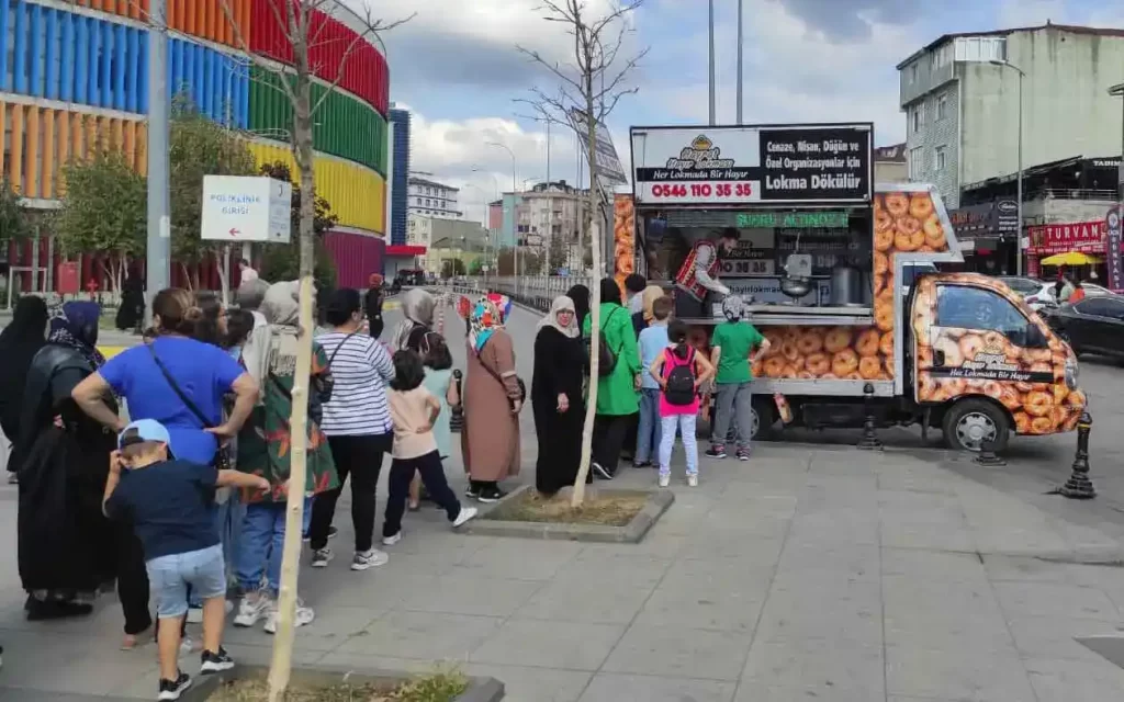 İstanbul'da hayır lokması dağıtımı; mobil lokmacı araçlarıyla, belirtilen adreste profesyonel lokma dökümü
