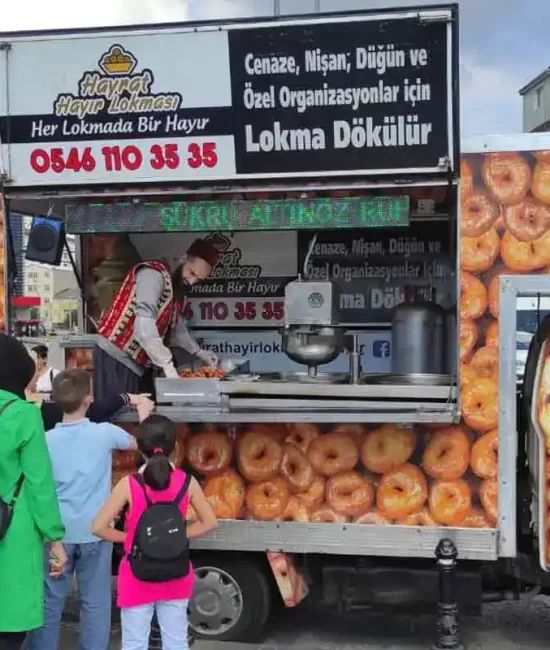 Hayır lokması İstanbul: Mevlitler için geleneksel lokma tatlısı veya İzmir Lokma dökümü organizasyonu